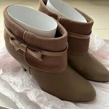 베이지 리본 포함 부티