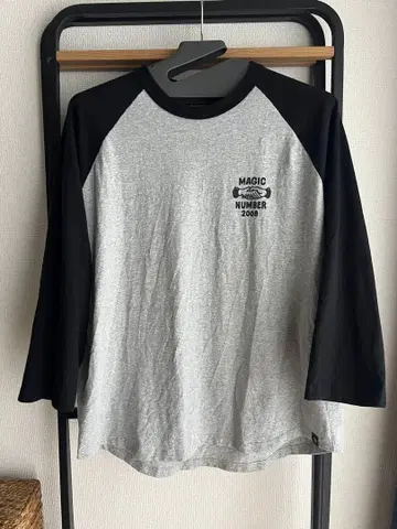 MAGIC NUMBER 7부 소매 티셔츠 그레이/블랙