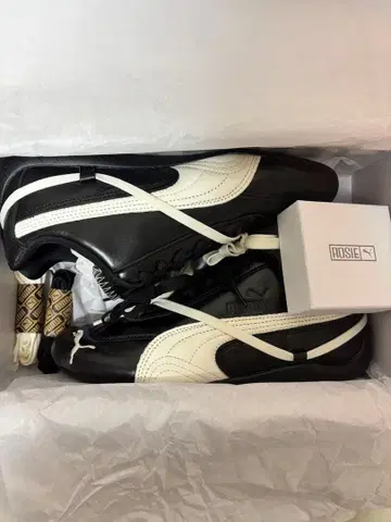 PUMA ROSE 콜라보 블랙/화이트 스니커즈