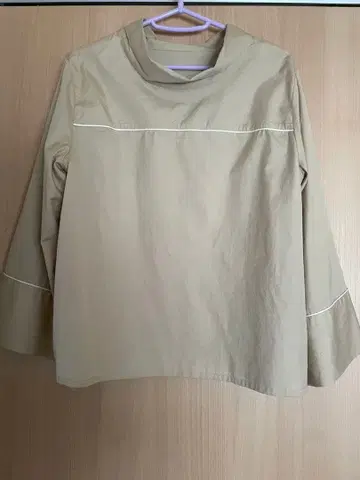 베이지 긴팔 셔츠 플레어 슬리브