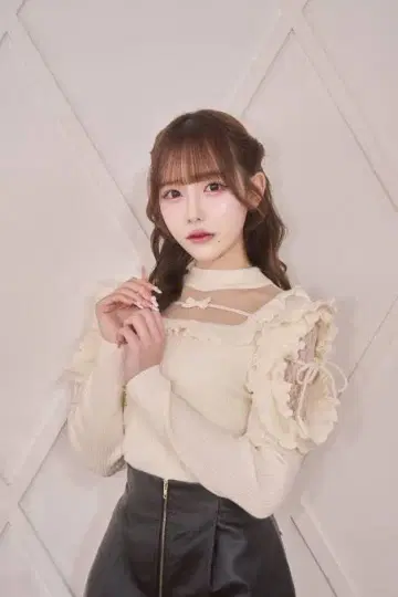 meltie 반짝반짝 숄더 프릴 니트