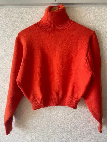 ZARA 오렌지 터틀넥 크롭 니트