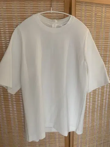 미사용 새상품 새상품급 CINOH 화이트 반팔 T셔츠 백 지퍼