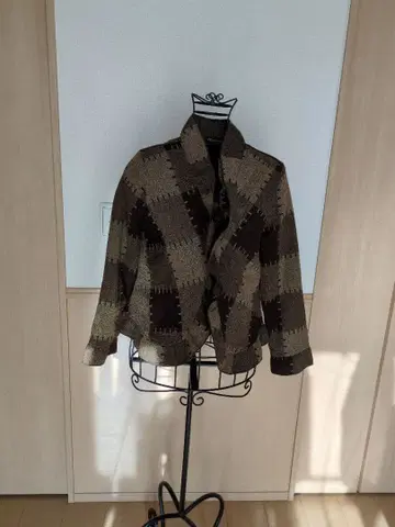 브라운 계열 체크 무늬 자켓