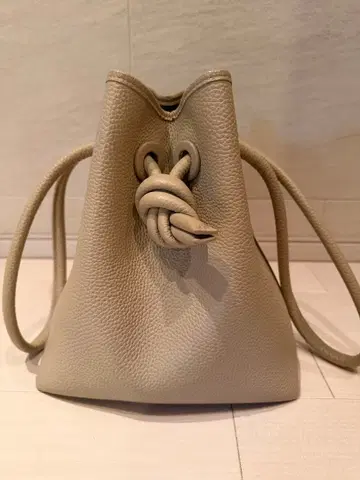 VASIC 본드 컬러: 위트