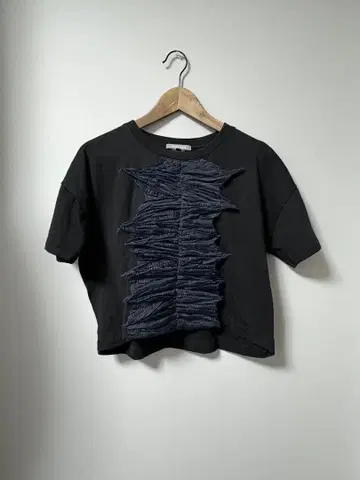 suzusan 프릴 디테일 반팔 T셔츠 블랙 플리스 소재