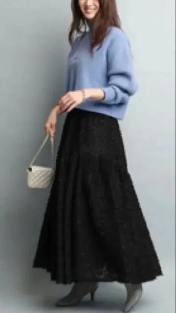 저스길리티 라운드 절개 시어 자카드 스커트