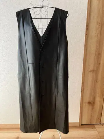 블랙 가죽 V넥 베스트