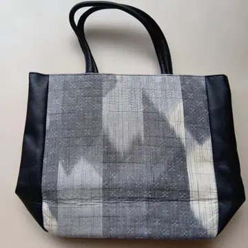 새상품급 그레이와 블랙 핸드백