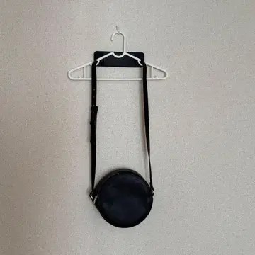 UNITED TOKYO 블랙 원형 숄더백