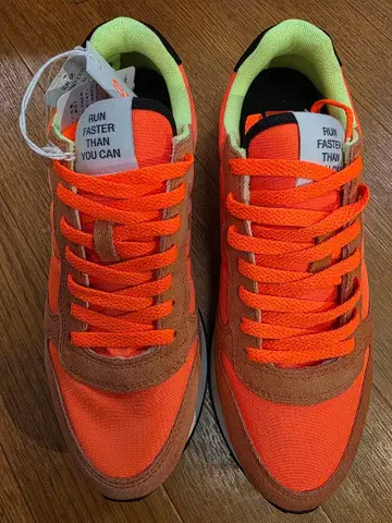 오렌지 스니커즈 SUN 68