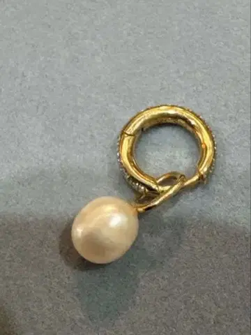 마리아 블랙 한쪽 귀걸이