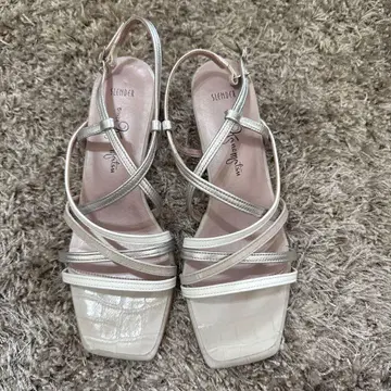 카네마츠 베이지 크로커다일풍 스트랩 샌들