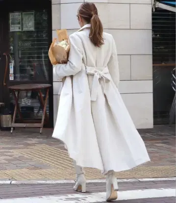 ROYAL PARTY 화이트 롱 코트 허리 리본 포함