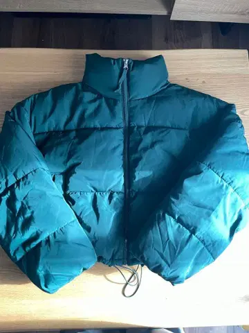 다크 그린 크롭 다운 자켓