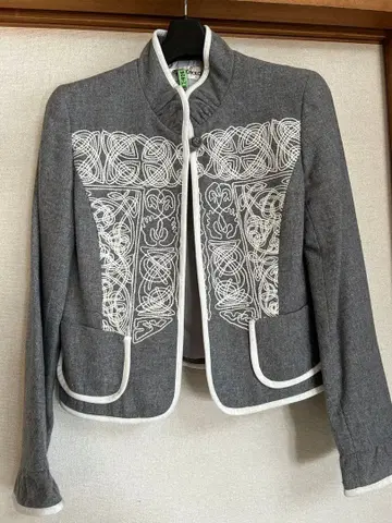 TOPTOPOLO 그레이 노카라 화이트 파이핑 자수 자켓