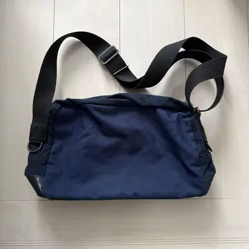 [ 새상품급 ] MARGARET HOWELL 네이비 숄더백