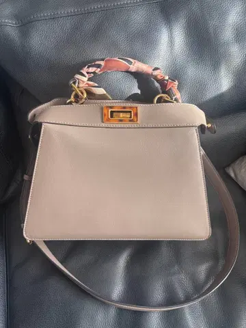 그레이 가죽 핸드백 스카프는 포함되지 않습니다.