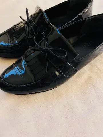 DIANA 블랙 에나멜 태슬 로퍼