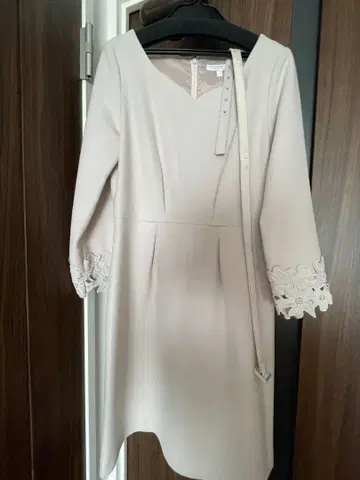 PROPORTION BODY DRESSING 아이보리 원피스 소매 레이스