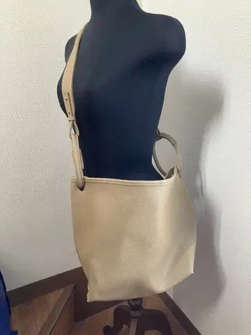 올리브색 숄더백 가죽