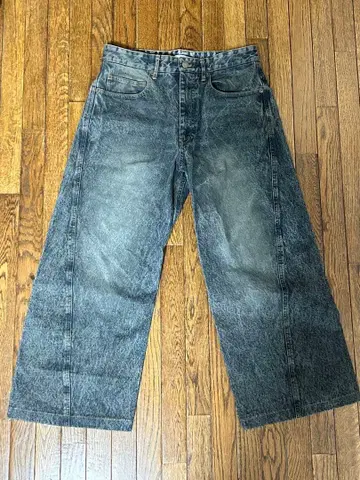 VINTAGE WASHED CURVED DENIM