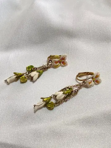 꽃 모티브 귀찌 화이트 그린