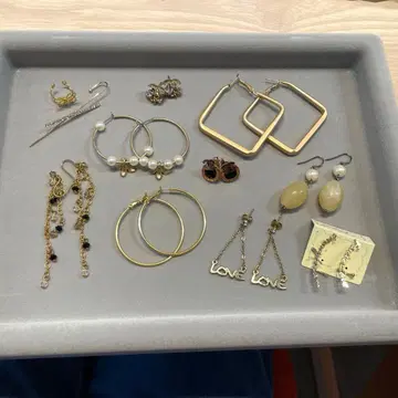 다양한 디자인의 귀걸이 묶음 판매