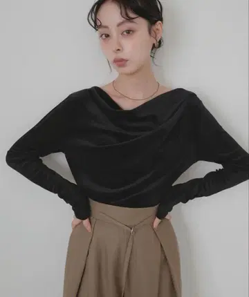 LIAN 드레이프 벨로아 풀오버 블랙