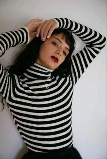 Bibiy. 비비 'B' 보더 니트