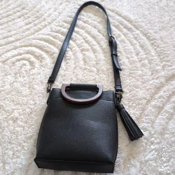 블랙 가죽 숄더백 태슬 포함
