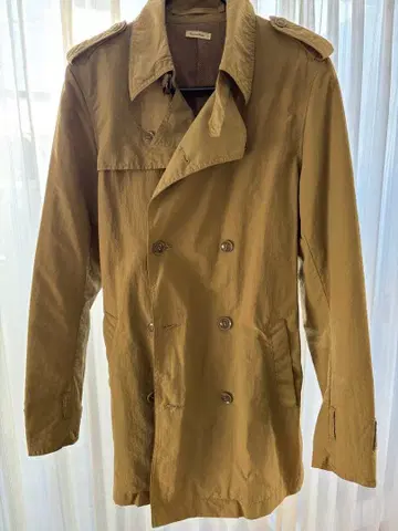 베이지 더블 브레스트 트렌치코트