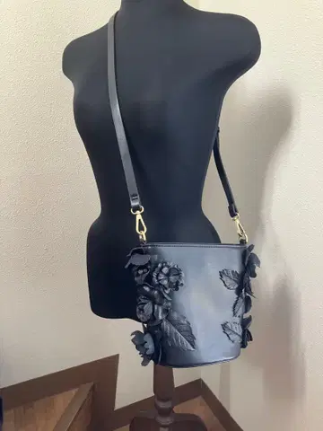 ZARA 플라워 장식 블랙 가죽 숄더백
