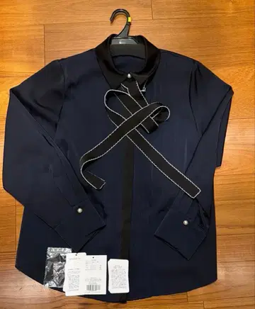 Apuweiser-riche 배색 스칼라 자수 보타이 블라우스