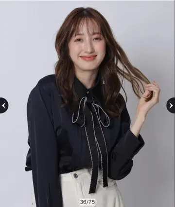 Apuweiser-riche 배색 스칼라 자수 보타이 블라우스