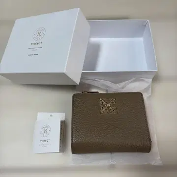 러셋 모노그램 플레이트 하프 지갑