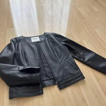 CECIIL McBEE 블랙 가죽 자켓 숏 기장