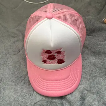 핑크 립 프린트 트래커 캡