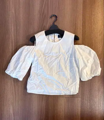 Grand Table 오프숄더 화이트 상의