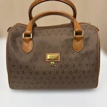 브라운 엠보 디자인 핸드백