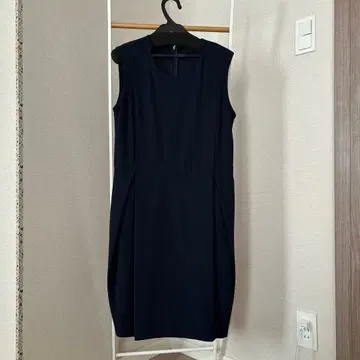 iCB 네이비 슬리브리스 무릎 기장 코쿤 원피스 S