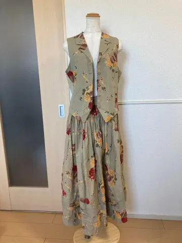 꽃무늬 베스트와 스커트 셋업 핑크하우스 카네코 이사오