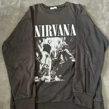 NIRVANA 다크 그레이 스웨트 셔츠