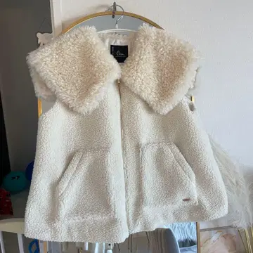 Cen. 화이트 보아 베스트 퍼 카라 부착