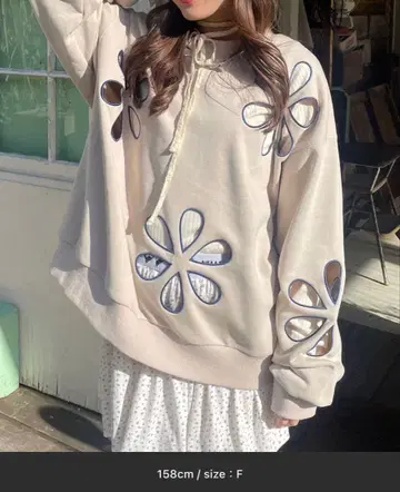 플라워 모티브 긴팔 맨투맨 라이트 그레이