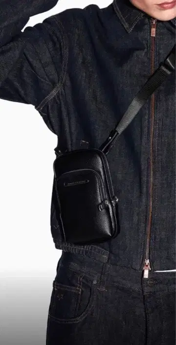 [ 새상품 미사용 ] AX 로고 스트랩 포함 테크 케이스 / 미니 숄더백