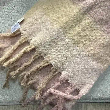 베이지 계열 체크 무늬 머플러