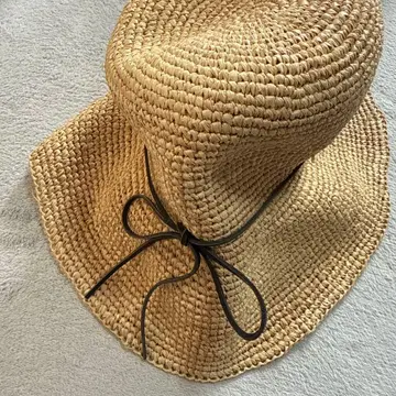 베이지 스트로우 밀짚모자 블랙 리본 포함