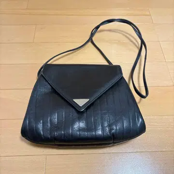 블랙 스트라이프 디자인 숄더백