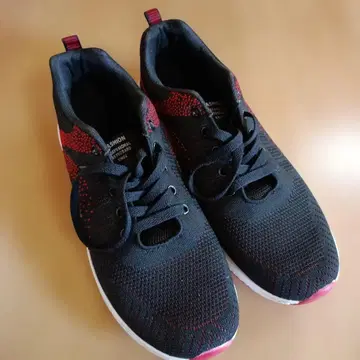 블랙/레드 스니커즈